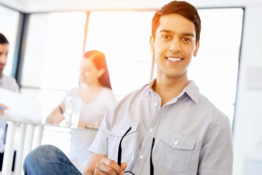 Ofiste rahat genç adam