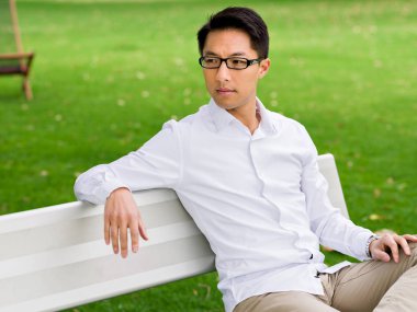 Parkta onun mola sırasında genç işadamı