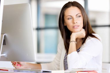 Mutlu girişimci veya serbest meslek sahibi bir ofis veya ev içinde