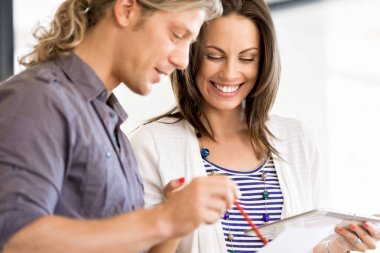 İki genç iş adamları Office görüntü