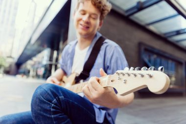 Gitar City ile genç müzisyen