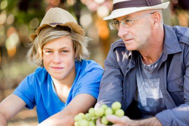 Baba ve oğul bağ içinde