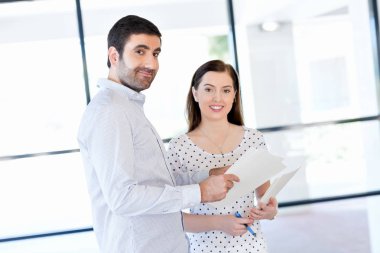 İki genç iş adamları Office görüntü