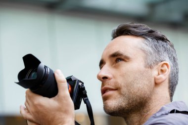 Erkek fotoğrafçı alarak resim