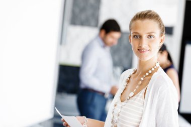 Office çekici kadın işçi