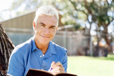 Komuta sizde daşu park kitap okurken