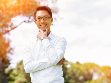 Parkta onun mola sırasında genç mutlu ve başarılı iş adamı