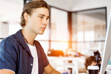 Bilgisayarda çalışan yakışıklı işadamı