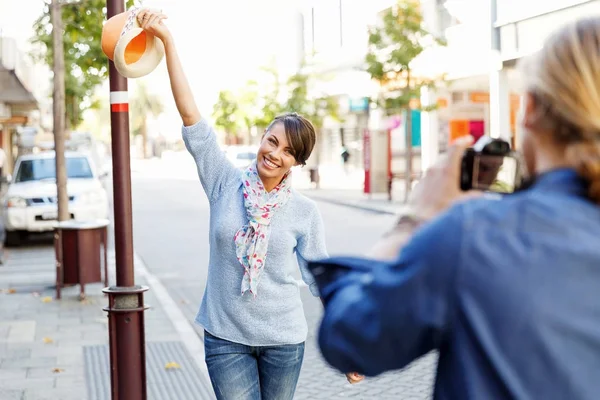 Sorrindo casal com a câmera — Fotografia de Stock