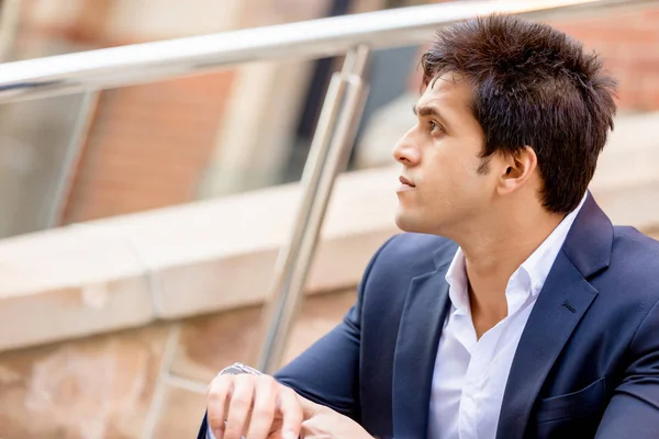 Retrato de empresario confiado al aire libre — Foto de Stock