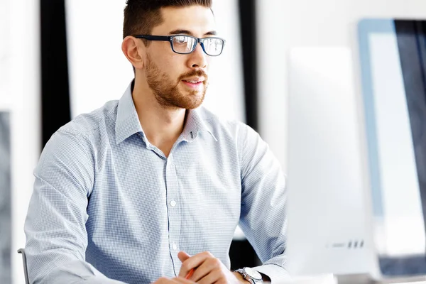 Trabalhador masculino no escritório sentado na mesa — Fotografia de Stock