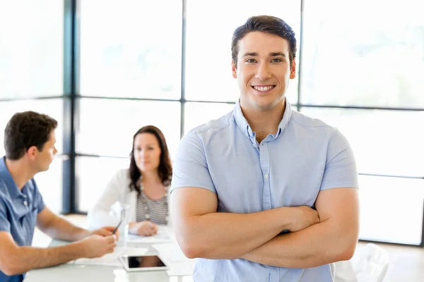 Hombre joven en informal en la oficina — Foto de Stock