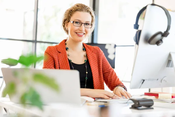 Junge Frau im Amt — Stockfoto