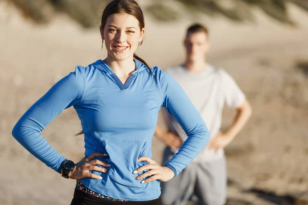 Jeune couple sur la plage d'entraînement ensemble — Photo