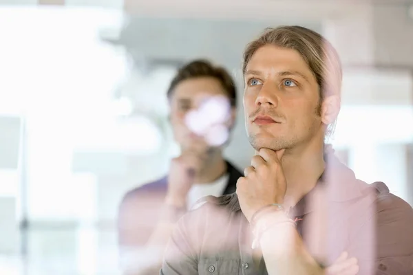 Sticky-notes på en glasvägg — Stockfoto