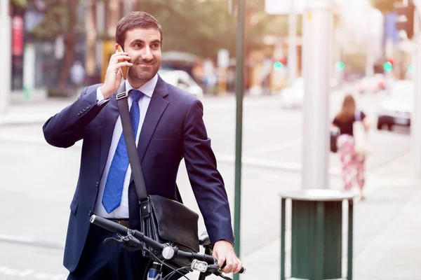 Młodzi biznesmeni z rowerem — Zdjęcie stockowe