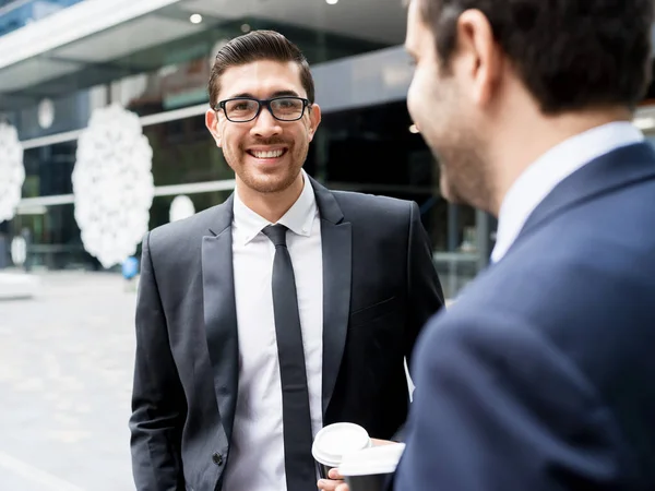 Dos hombres de negocios hablando al aire libre —  Fotos de Stock