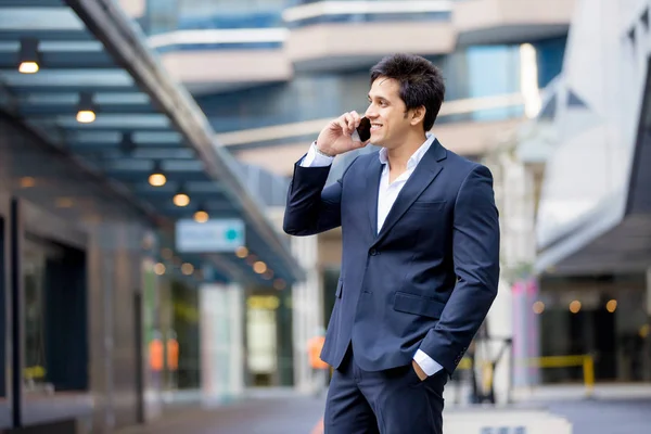Портрет впевненого бізнесмена з мобільним телефоном на відкритому повітрі — стокове фото