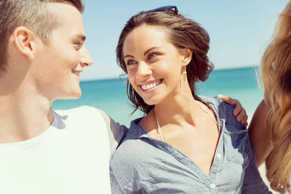 Gesellschaft junger Leute am Strand — Stockfoto