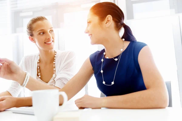 Two female colleagues in office — Stock Photo, Image