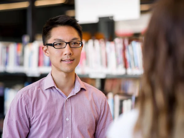 Zwei junge Studenten in der Bibliothek — Stockfoto