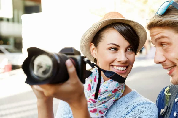 Coppia sorridente con la fotocamera — Foto Stock