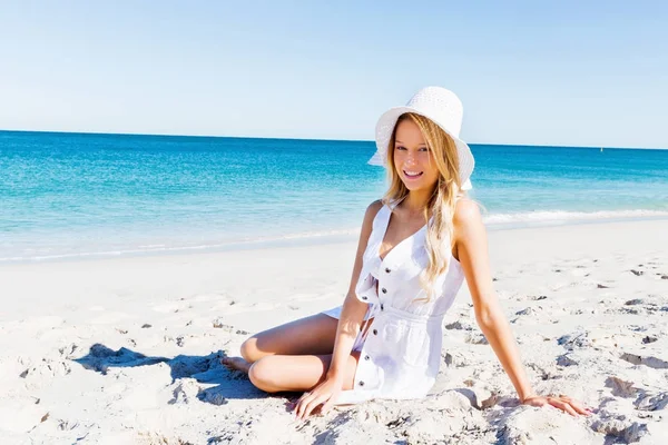 Jovem mulher relaxante na praia — Fotografia de Stock