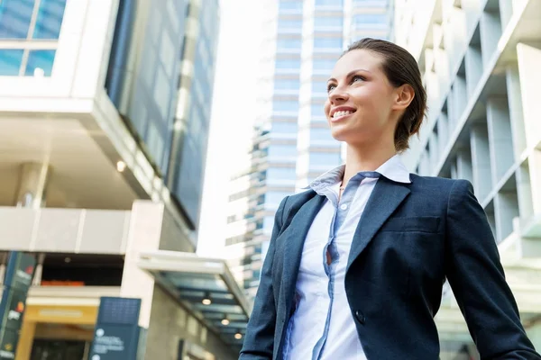 Portrait of business woman smiling outdoor — Stock Photo, Image