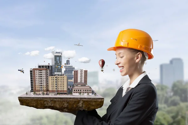 Mujer presentando proyecto de construcción. Medios mixtos — Foto de Stock