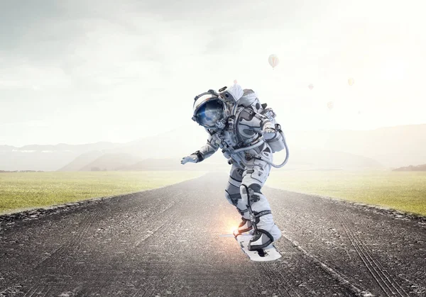 Yönetim Kurulu uçan üzerinde uzay adamı. Karışık teknik