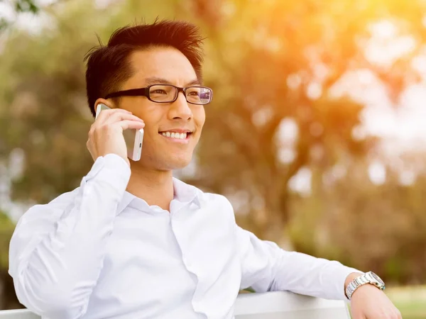 Affärsman porträtt med mobiltelefon utomhus — Stockfoto