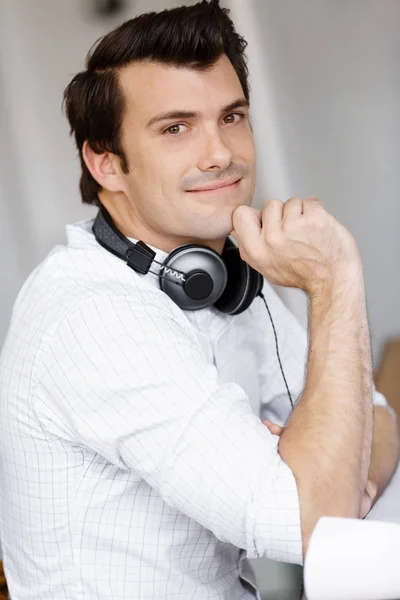 Jeune homme avec casque — Photo