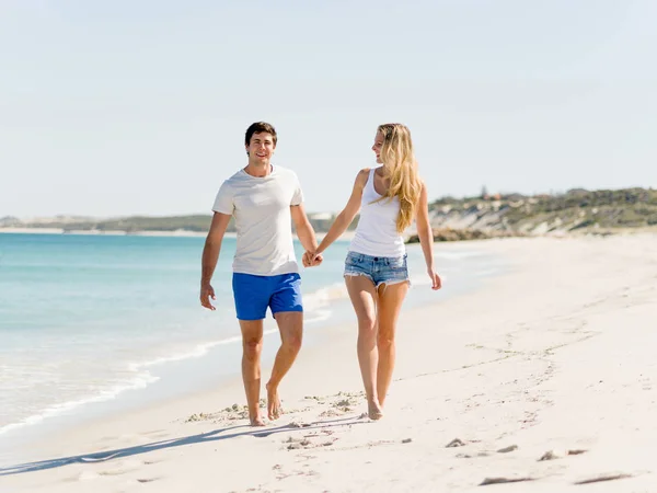 Romantiska ungt par på stranden — Stockfoto