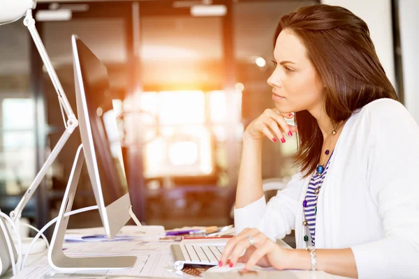 Retrato de una mujer de negocios que trabaja en la computadora en la oficina —  Fotos de Stock