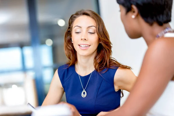 Vrouwen werken samen, kantoor interieur — Stockfoto