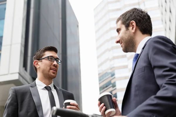 Dos hombres de negocios hablando al aire libre — Foto de Stock