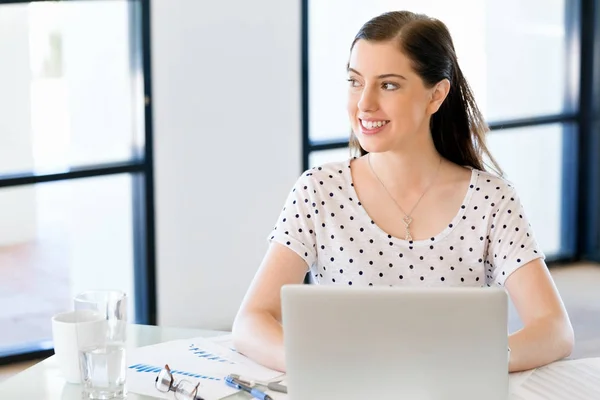 Porträtt av affärskvinna som arbetar på dator i office — Stockfoto