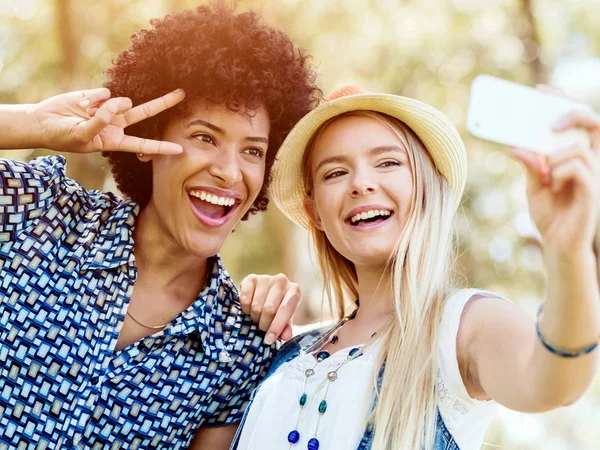 İki kadın arkadaş Park