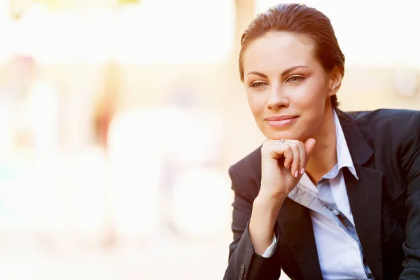 Portrait of business woman smiling outdoor — Stock Photo, Image