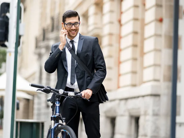 Mladí podnikatelé na kole — Stock fotografie