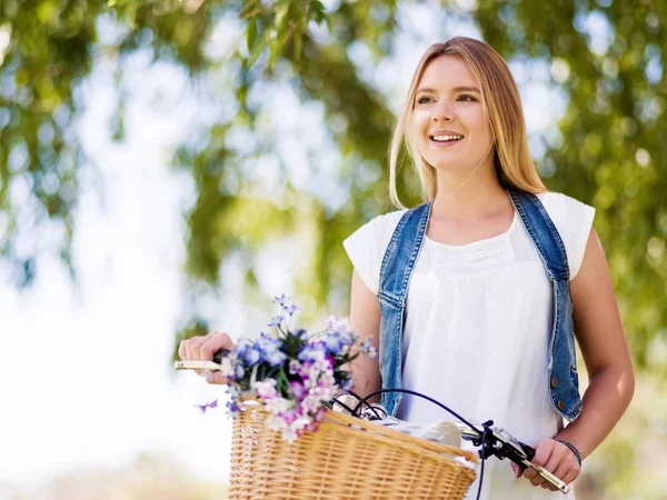 Boldog, fiatal nő, kerékpár — Stock Fotó