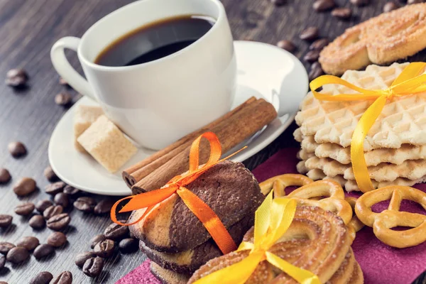 Biscoitos e café na mesa — Fotografia de Stock