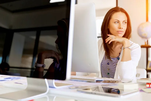 Zufriedener Unternehmer oder Freiberufler im Büro oder zu Hause — Stockfoto