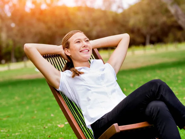 Молодая деловая женщина отдыхает во время своего перерыва в парке — стоковое фото