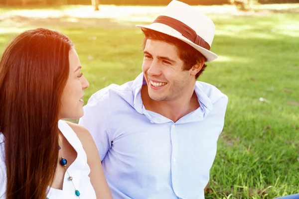 Jovem casal no parque — Fotografia de Stock