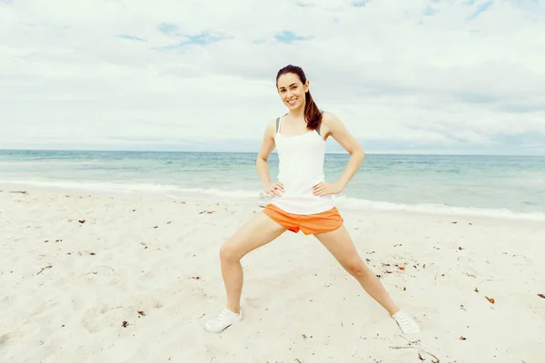 Young woman training on beach outside — Stock Photo, Image