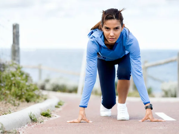 Jovencita lista para correr en la playa —  Fotos de Stock