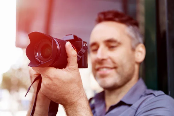 Männlicher Fotograf beim Fotografieren — Stockfoto