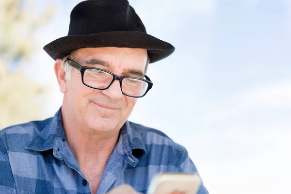 Old man with his mobile — Stock Photo, Image