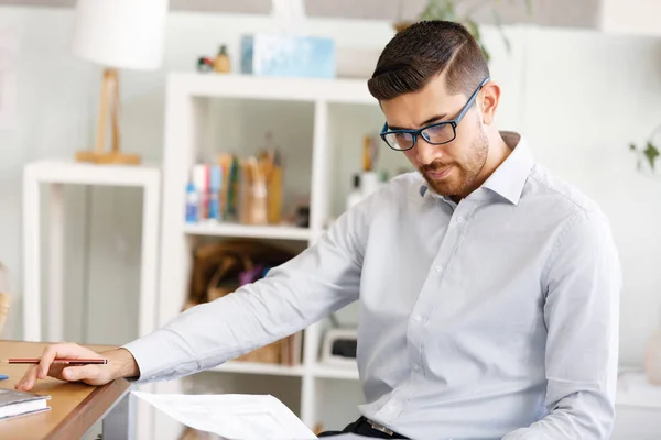 Young man in offfice — Stock Photo, Image